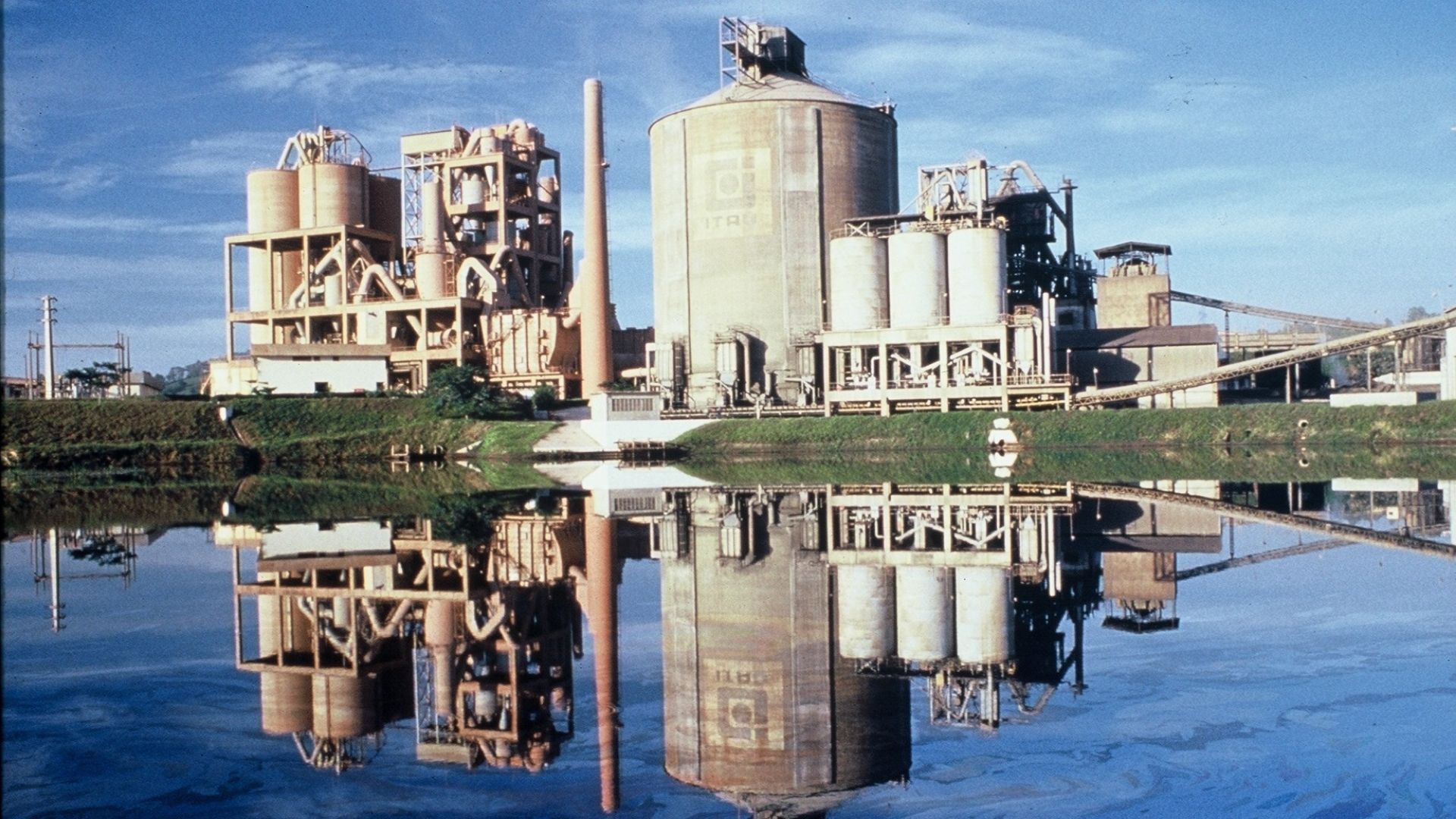 Description de la photo : Cimenterie à Itaú de Minas, Minas Gerais, Brésil
